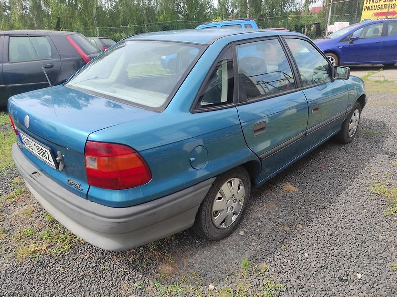 Opel Astra 1.4 8V - fotka 5 z 16
