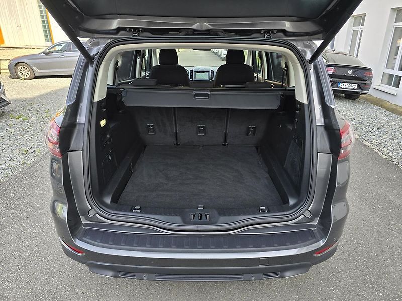 Ford S-MAX TITANIUM 2.0 132kW LED + NAVI - fotka 40 z 42