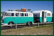 Obrázek 60. a 70. let minulého století. Dodávka Volkswagen Transporter s obytným přívěsem nebo-li karavanem.