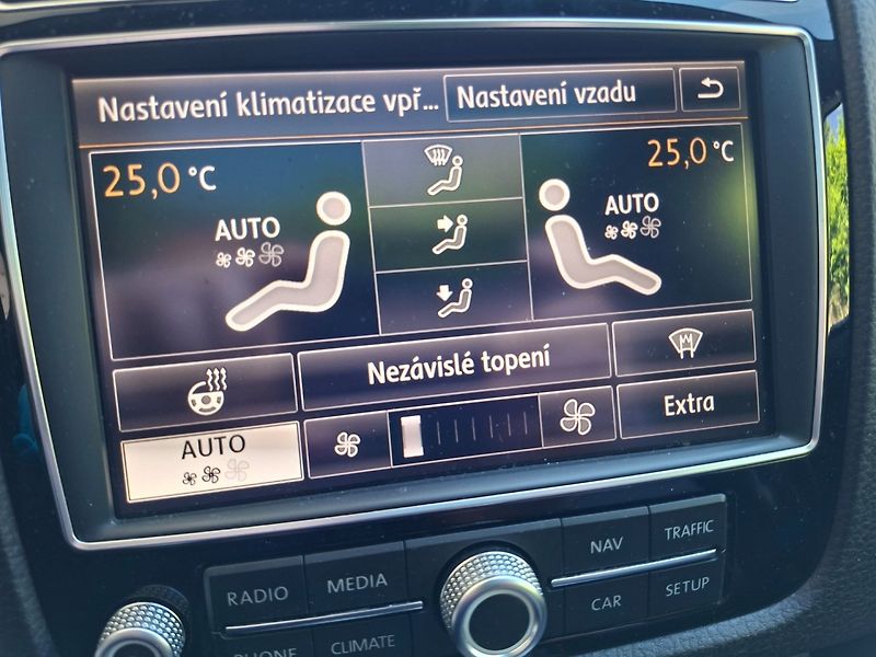Volkswagen Touareg (2015) 4.2TDI 250kW R-LINE -ČR - fotka 16 z 48