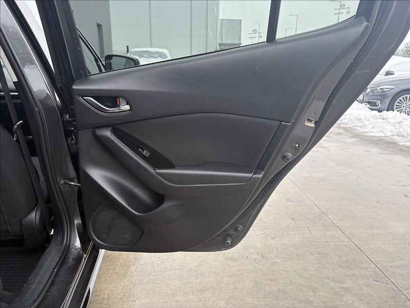 Mazda 3 2,0 i 88 KW REVOLUTION CZ 1.M - fotka 27 z 27