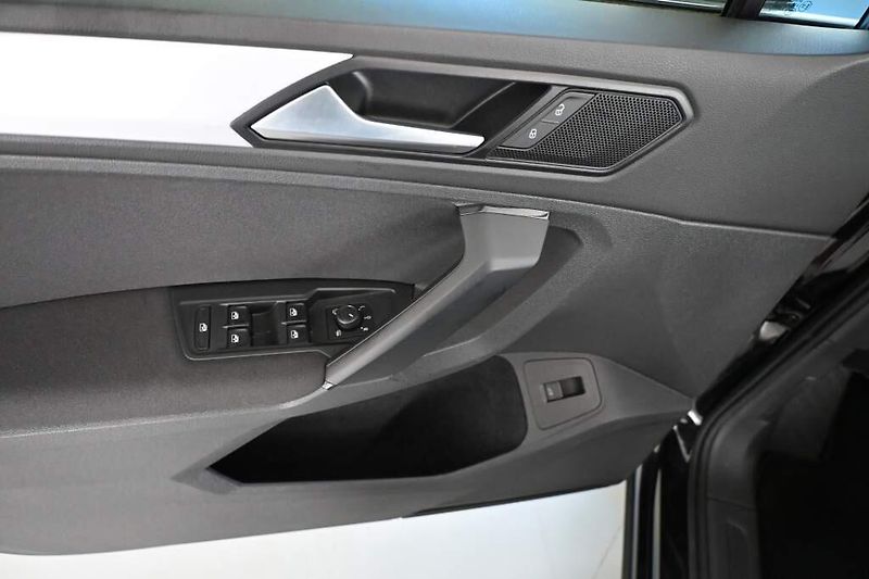 Volkswagen Tiguan (2021) 2.0 4Motion LED Matrix DSG ACC - fotka 15 z 35