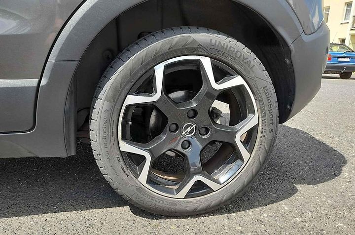 Trable s možností prasknutí pneumatiky v horkém létě začínají ve chvíli, kdy se spojí tři zdánlivě nevinné faktory.