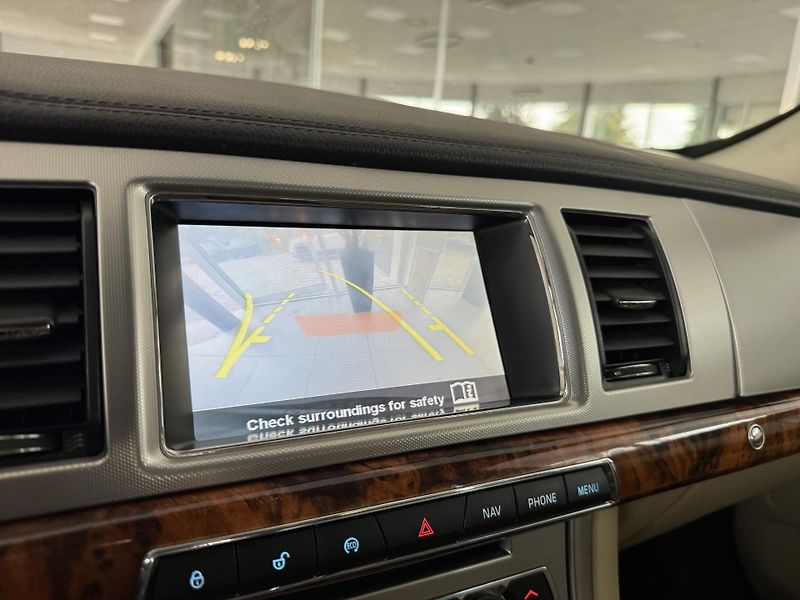 Jaguar XF 2,2d 147kW*AUT*Navi*Kamera - fotka 17 z 34