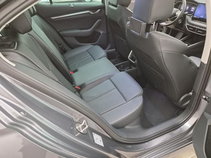 Škoda Octavia 1.5 TSi Exclusive Selection - fotka 24 z 29