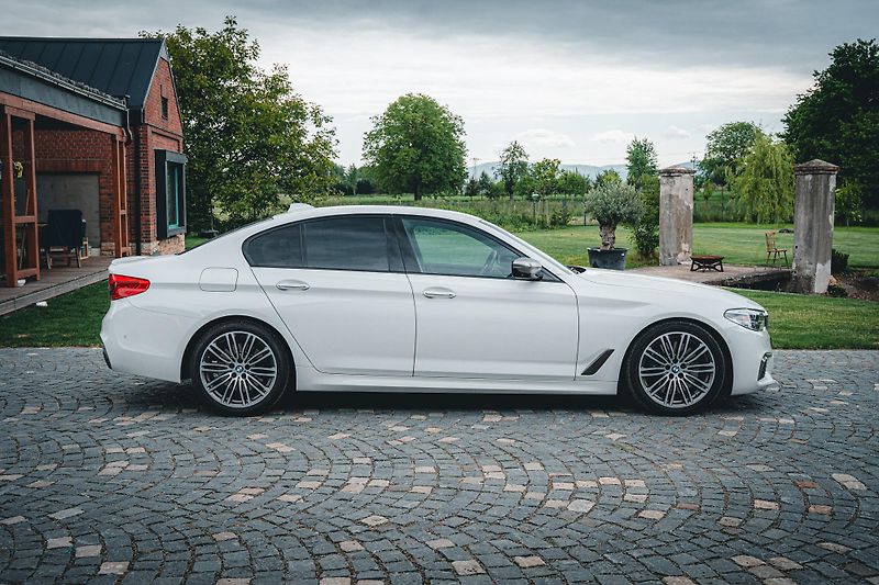 BMW Řada 5 (2017) M550i xDrive ČR  - fotka 8 z 58