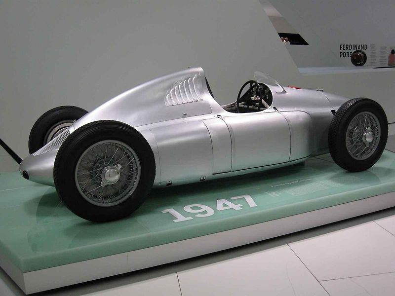Přesto, že je všeobecně považován za italského automobilového konstruktéra, byl Carlo Abarth původem Rakušan. Na snímku je jeho hrob na hřbitově Grinzing.