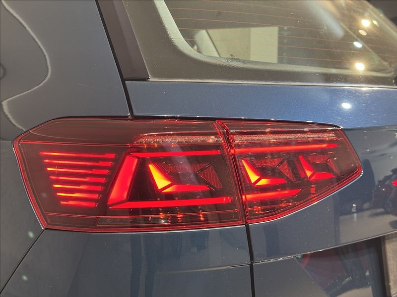 Volkswagen Passat 2,0 TSi  DSG Elegance Virtual - fotka 11 z 47