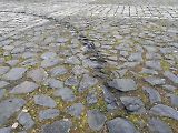 Následky nočního driftování na Valdštejnově náměstí v Jičíně.