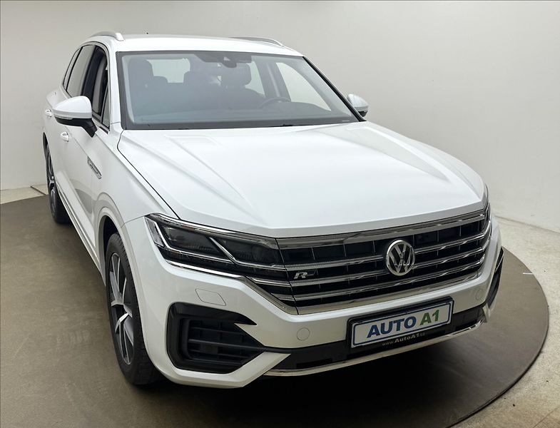 Volkswagen Touareg 3,0 R-LINE VZDUCH NV MATRIX ČR - fotka 3 z 48