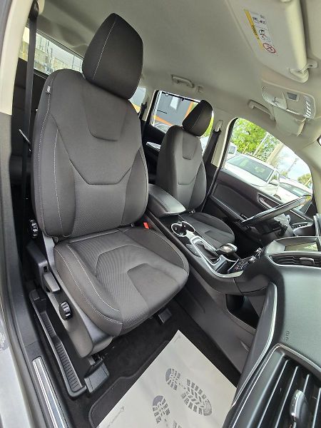Ford S-MAX TITANIUM 2.0 132kW LED + NAVI - fotka 9 z 42