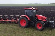 Traktor Zetor Řady 6. Dá se říct, že Zetor tímto strojem posouvá svou techniku výrazně dopředu. Foto Se svolením Zetor Tractors