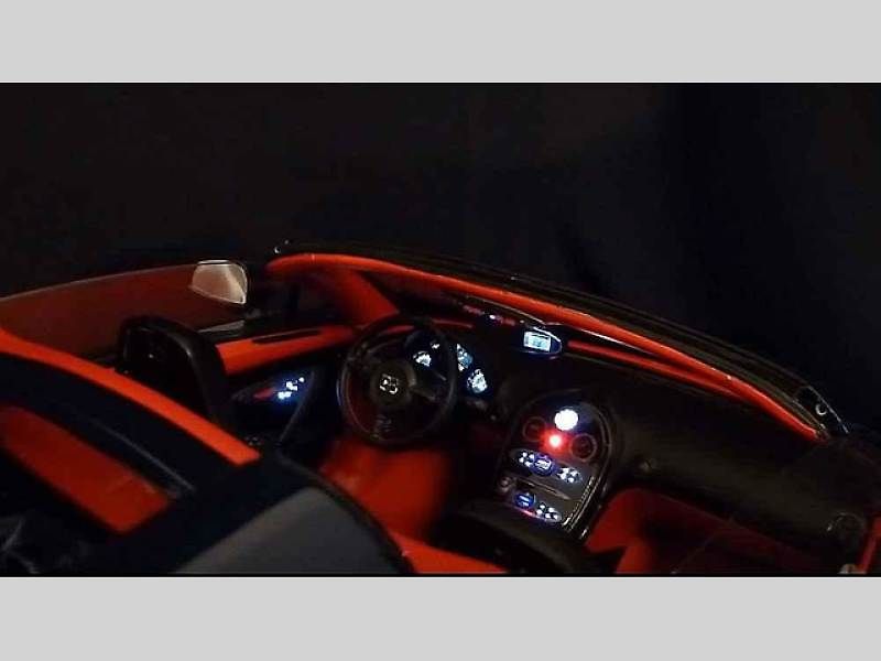 Model Bugatti Veyron Grand Sport Vitesse v měřítku 1:8 od společnosti Amalgam.