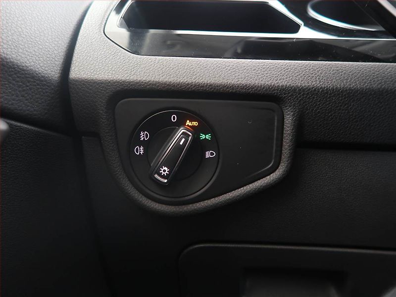 Volkswagen Touran (2023) 1.5 TSI - fotka 18 z 30