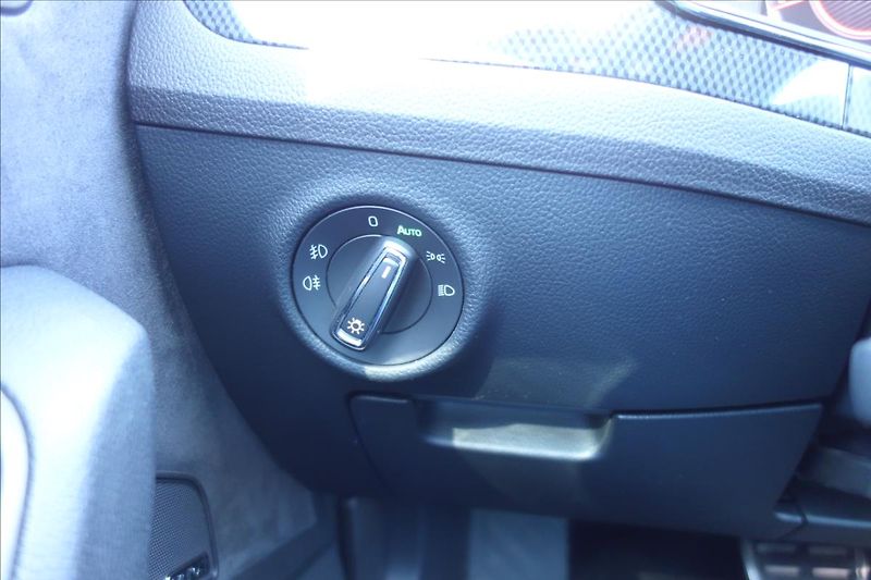 Škoda Superb 2,0 TDi,SERV.KN.,SPORTLINE,DSG - fotka 44 z 49