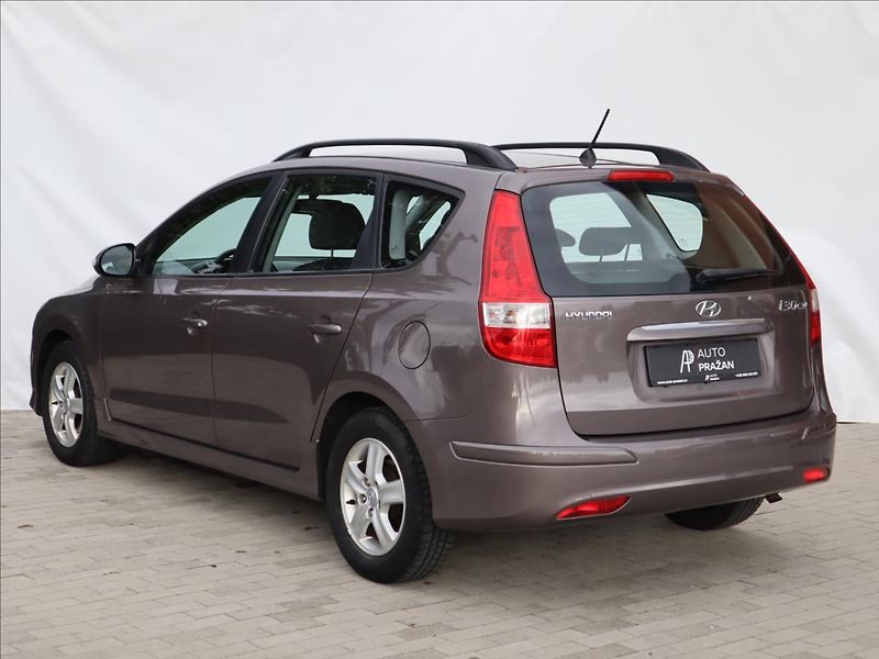 Hyundai i30 1,6   i SW DigiKlima,Tempomat, - fotka 4 z 28