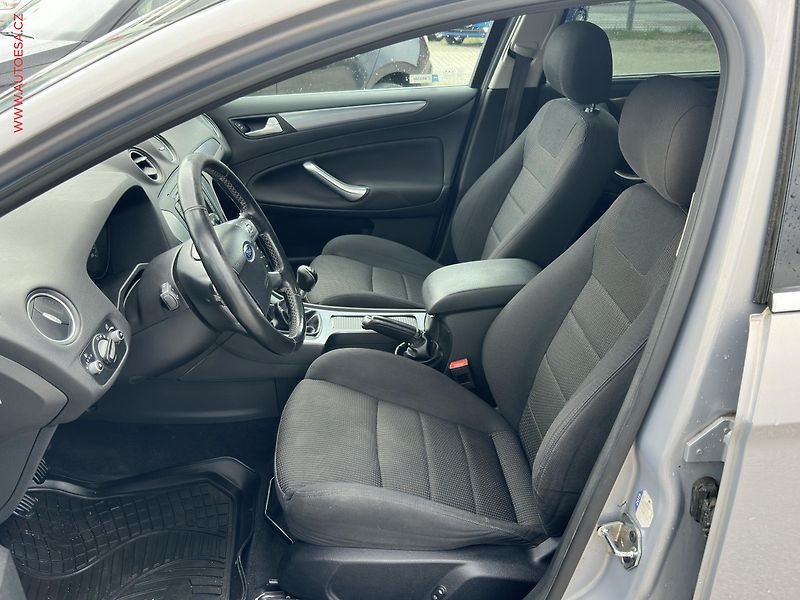 Ford Mondeo (2013) 2.0 TDCI, AC, navi - fotka 9 z 18