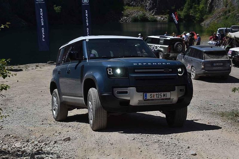 Prezentace vozu Land Rover Defender v lomu Velká Amerika