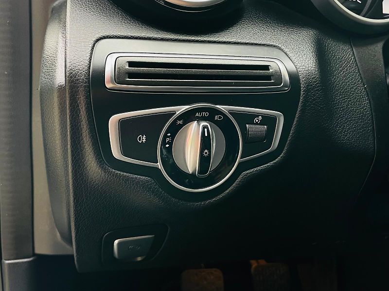 Mercedes-Benz Třídy C 220D MANUÁL VÝHŘEV SENZORY LED - fotka 41 z 52