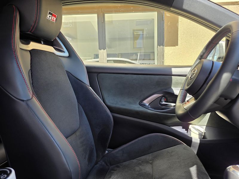 Toyota Yaris 1.6GR-1MAJITEL-OCHR.FOLIE-VOSK - fotka 15 z 16