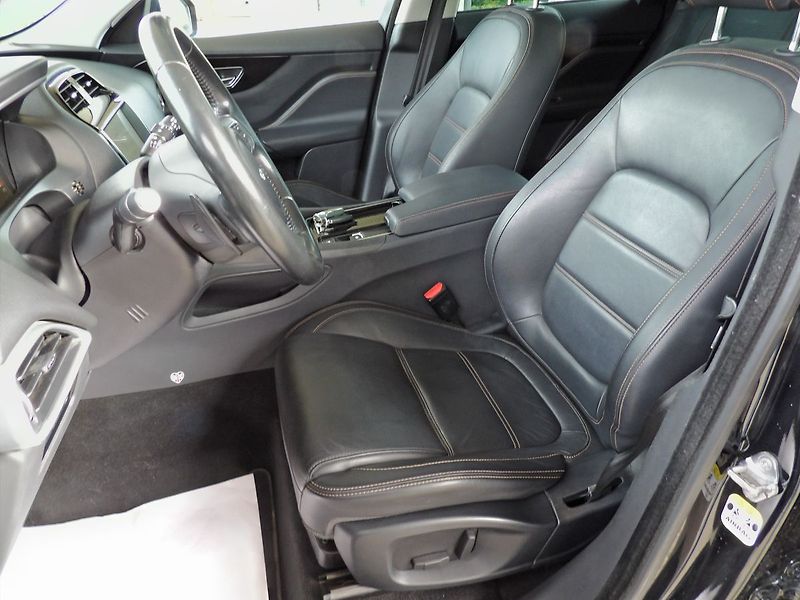 Jaguar F-Pace 30d AWD Prestige Panorama DPH - fotka 20 z 28