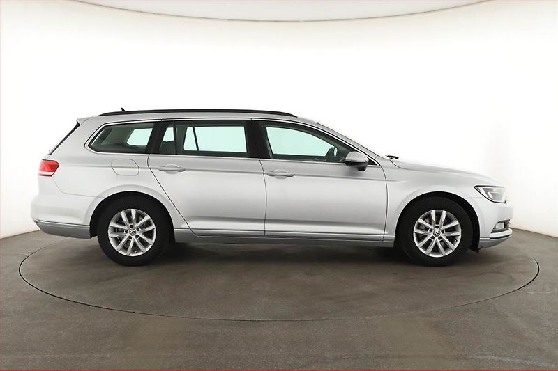 Volkswagen Passat (2016) 2.0 TDI, Navi, Tempomat - fotka 6 z 17