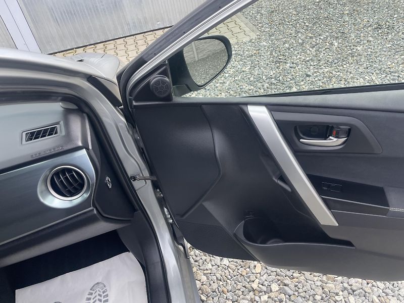 Toyota Auris 1.8i 16v HYBRID AUT SERVIS TOP - fotka 131 z 172