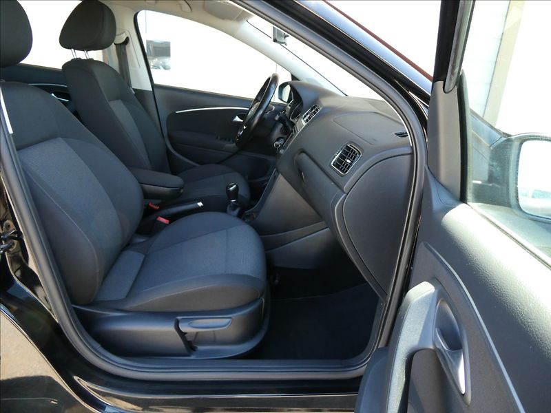 Volkswagen Polo 1,2 TSi 66kW HIGHLINE,serviska - fotka 25 z 39