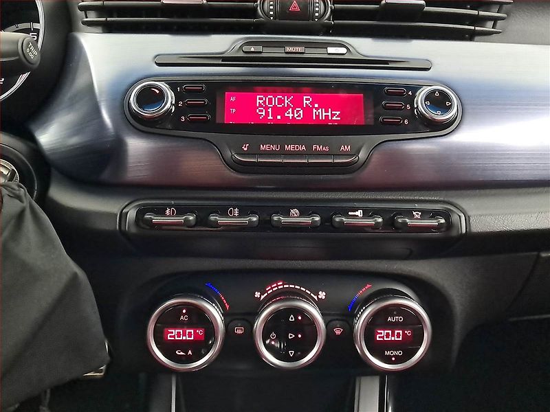 Alfa Romeo Giulietta (2010) 1.4 T MultiAir, Serv.kniha - fotka 12 z 19