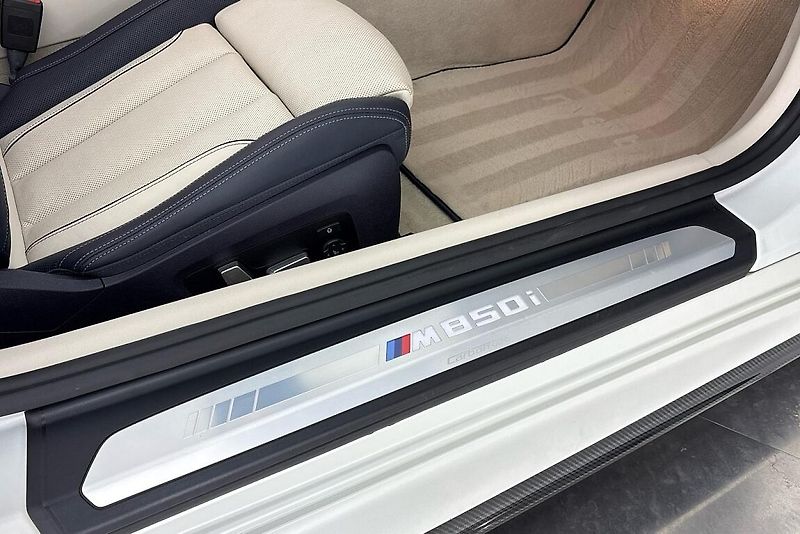 BMW Řada 8 M850i xDrive - fotka 20 z 33