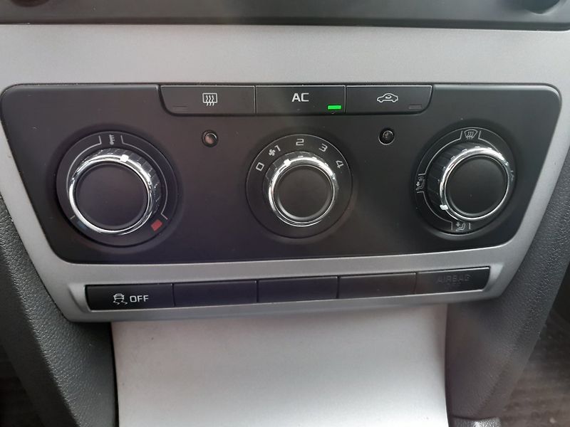 Škoda Octavia (2013) KOMBI 1.6 TDi 4x4 ČR - fotka 11 z 34