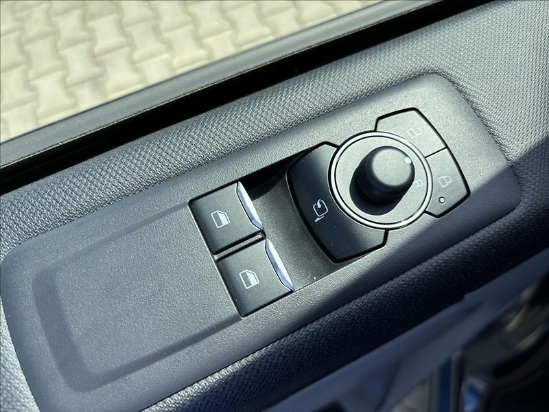 Ford Tourneo Custom 2,0 EcoBlue 125kW Titanium L2 - fotka 19 z 38