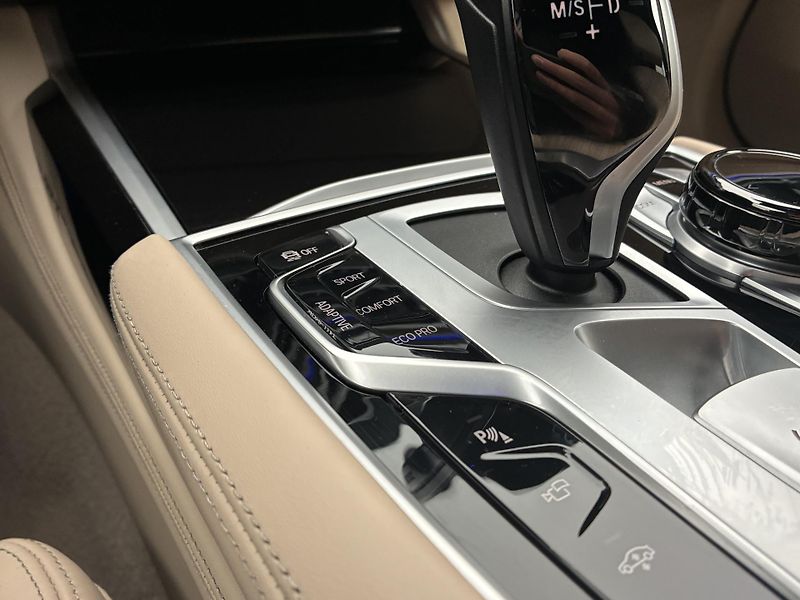 BMW Řada 7 4,4 390kW 750Li xDrive CZ - fotka 30 z 39