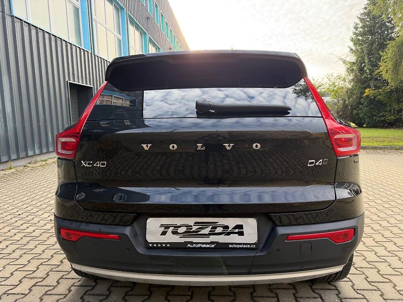 Volvo XC40 2,0 D D4 AWD Momentum - fotka 4 z 33