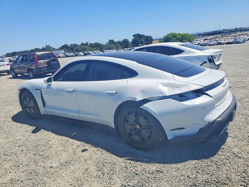 Porsche Taycan (2022) Auto na cestě - fotka 2 z 12