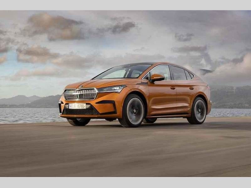Plně elektrické SUV Škoda Enyaq Coupé iV (na snímku) se představilo v roce 2022 a vzbudilo u zákazníků velký zájem. Automobilka zrychluje svoji elektrickou ofenzivu: do roku 2026 představí tři zcela nové elektrické modely a další budou následovat.