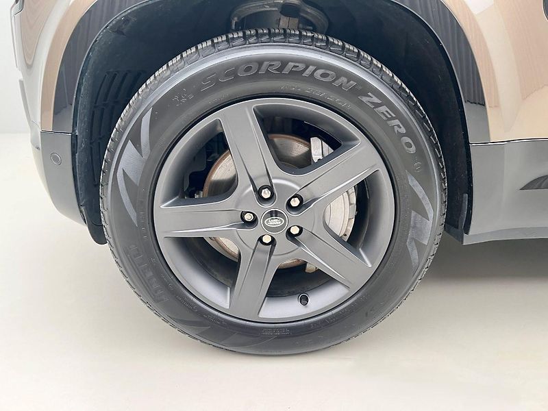 Land Rover Defender 110 D300 X-DYNAMIC SE 1. maj. - fotka 14 z 45