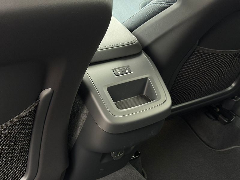Volvo XC60 (2026) PLUS B5, kamery 360°, FULL LED - fotka 15 z 25