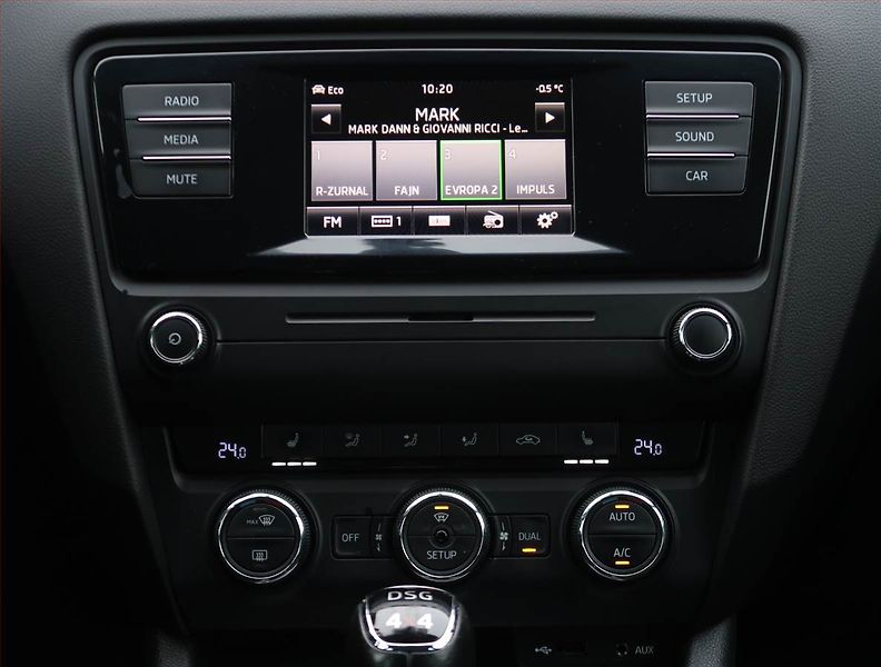Škoda Octavia (2014) Elegance 1.8 TSI, 4X4 - fotka 12 z 18