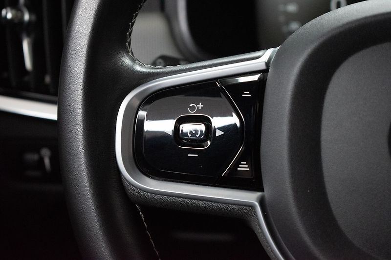 Volvo V90 D5 AWD R-DESIGN*HARMAN/KARDON* - fotka 21 z 42