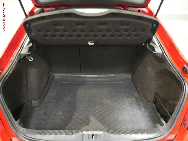 Škoda Octavia (2005) 1.9TDi, 2.maj,ČR, Ambiente - fotka 7 z 14
