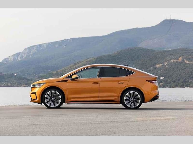 Plně elektrické SUV Škoda Enyaq Coupé iV (na snímku) se představilo v roce 2022 a vzbudilo u zákazníků velký zájem. Automobilka zrychluje svoji elektrickou ofenzivu: do roku 2026 představí tři zcela nové elektrické modely a další budou následovat.
