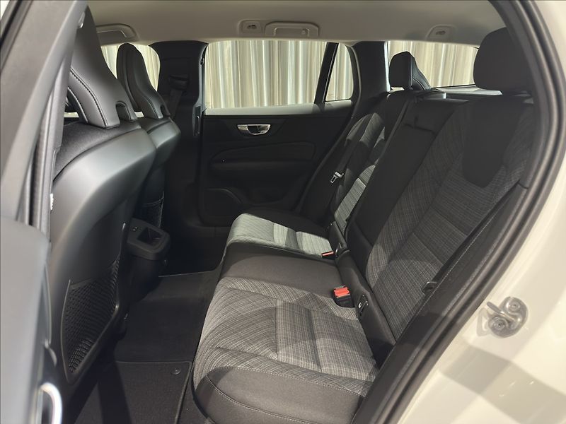 Volvo V60 (2026) 2,0 B4  Core - fotka 15 z 38