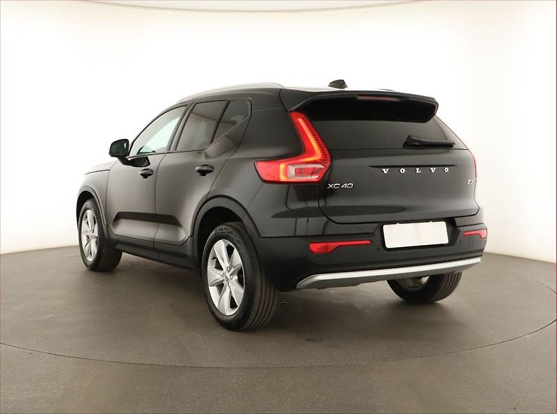 Volvo XC40 (2022) B3 - fotka 4 z 18