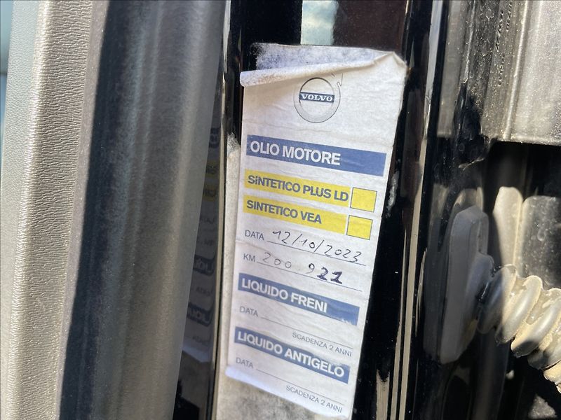 Volvo XC70 2,4 D5 Geartronic Momentum AWD - fotka 23 z 35