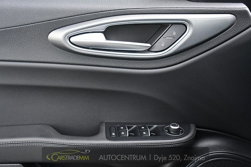 Alfa Romeo Giulia 2.0T 16V 206kW VELOCE AT8 Q4 - fotka 25 z 49