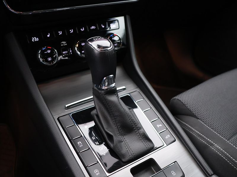 Škoda Superb 2,0 TDI 140kW DSG Style LED - fotka 25 z 34
