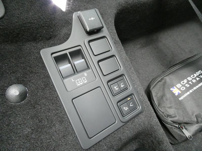 Land Rover Discovery 5 3,0 Gemini D350 - fotka 41 z 45
