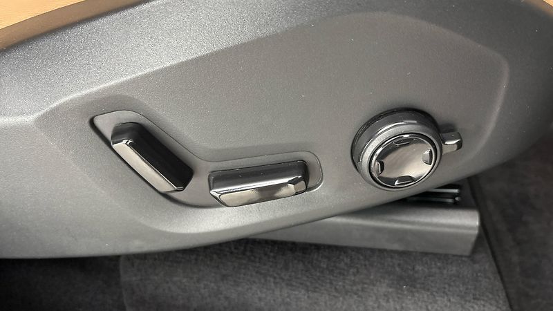 Volvo XC90 2.0 B5 AUT AWD Inscription - fotka 23 z 33