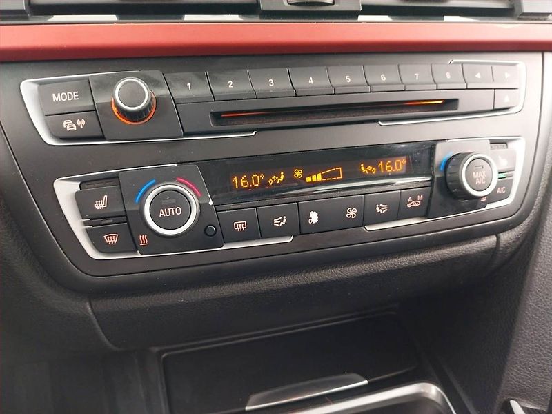 BMW Řada 3 (2013) Edition Sport 320 i - fotka 18 z 24